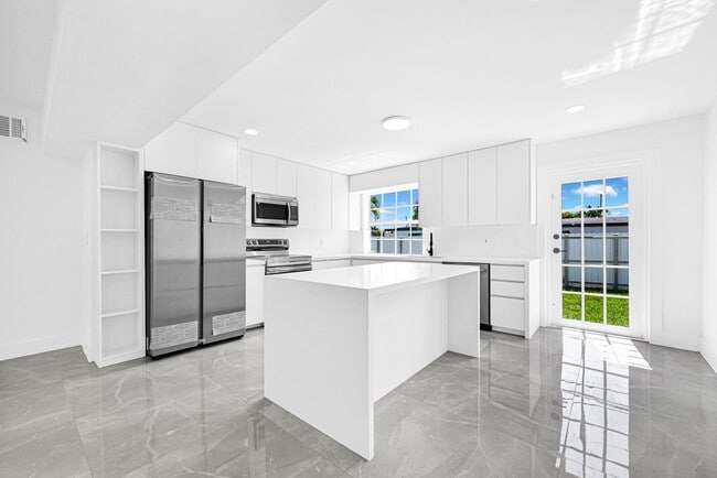 Building Photo - 4040 SW 108th Ave