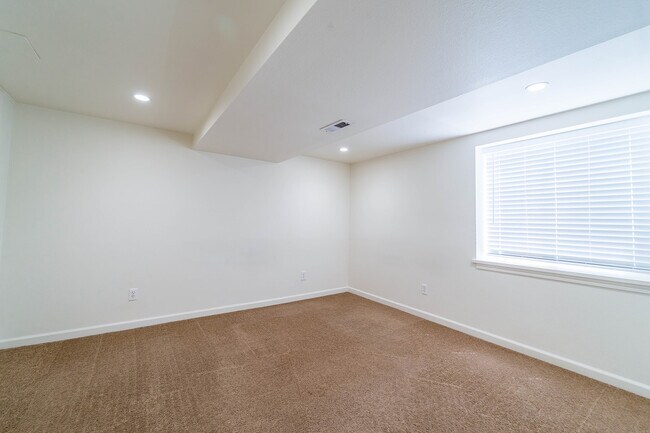 Building Photo - 5411 N Oak St