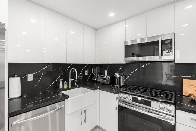 Building Photo - 2030 S Ocean Dr