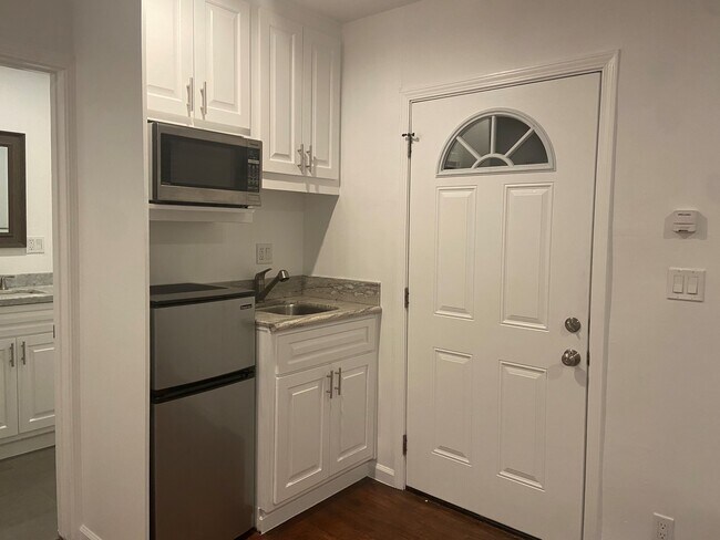 Primary Photo - 11504 Rochester Ave