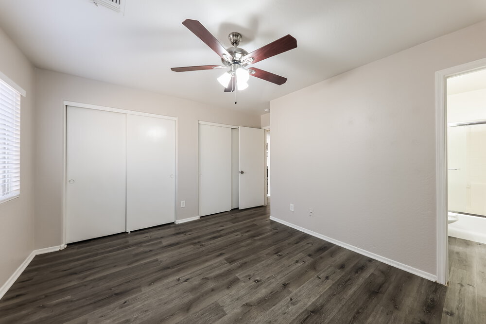 Building Photo - 11834 W Sunnyside Dr