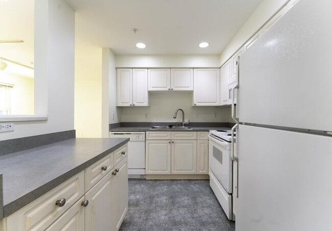 Building Photo - 2 bedroom in Seattle WA 98105