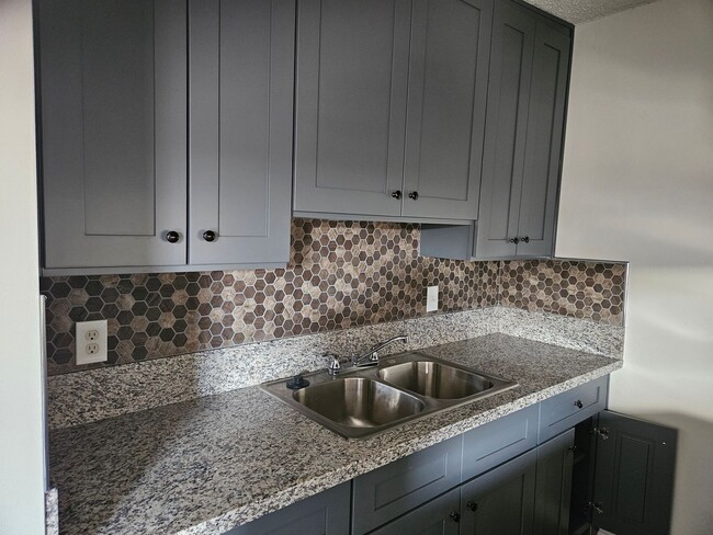 Building Photo - Nicely updated 1bd/1ba, move in ready!!