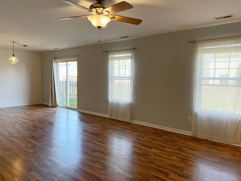 Building Photo - 2282 Middle View Dr