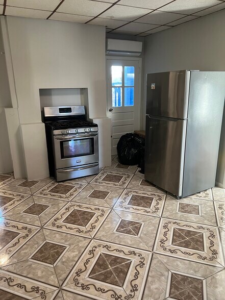 Building Photo - 13 Clover St