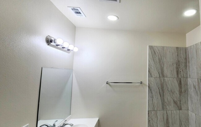 Building Photo - 1417 N Pennsylvania Ave