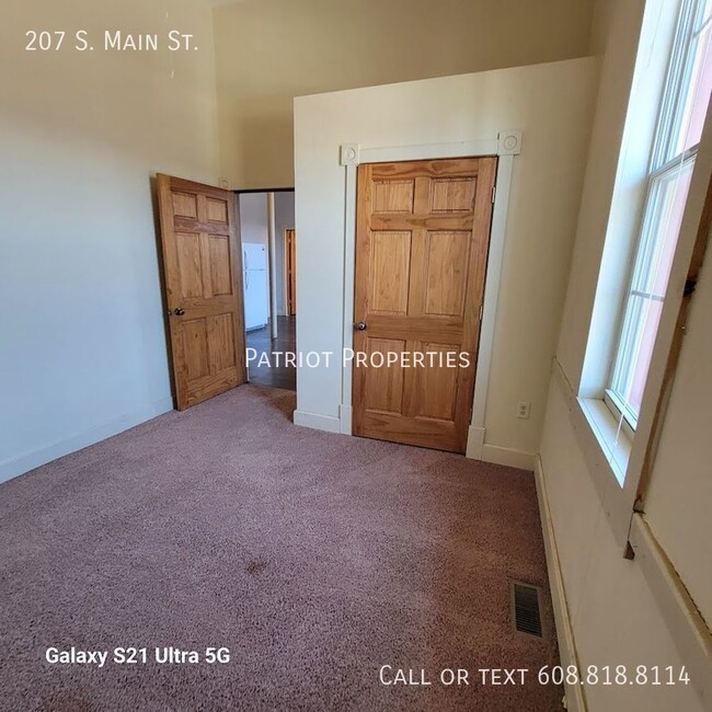 Building Photo - 2 bedroom/ 1 bath apartment in Jefferson, WI