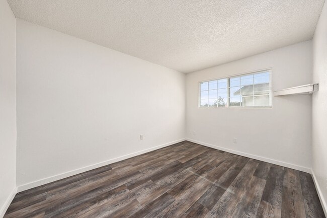 Building Photo - Newly renovated 2 bedroom 1 bath unit in R...