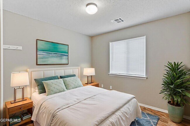 Building Photo - 14336 Desert Sage Dr