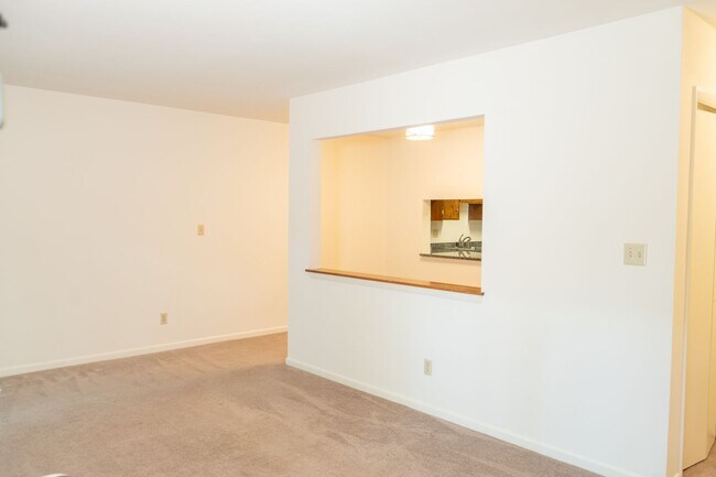 Building Photo - 2 Bedroom Townhouse Available in July