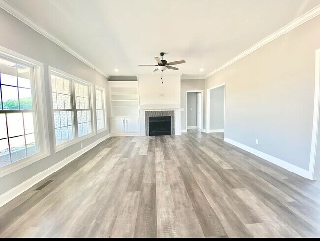 Building Photo - 4 Bed 2 bath with 3 car attached garage