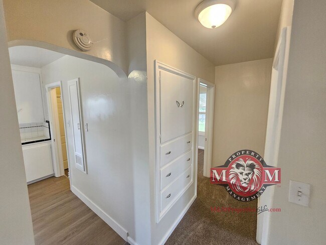 Building Photo - Remodeled 2 Bd 1.5 Ba Home in Sandy