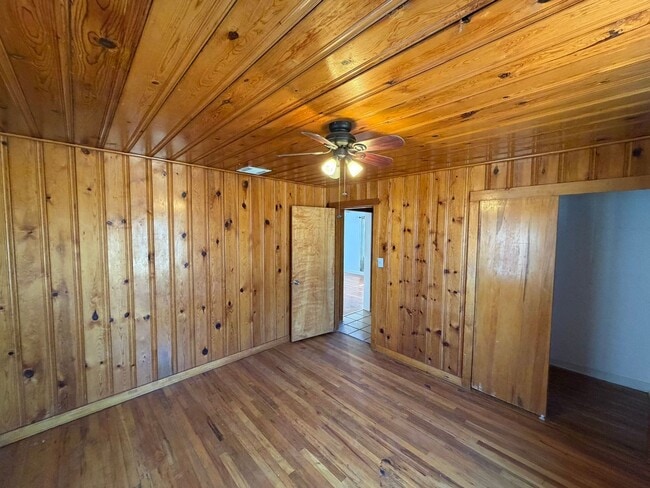 Building Photo - 3 Bed 1 Bath Home