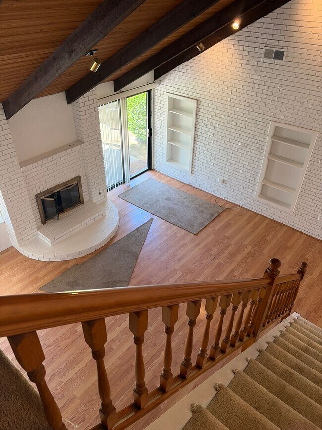 Building Photo - Exceptional 3 bedroom plus Loft or 4th bedroom