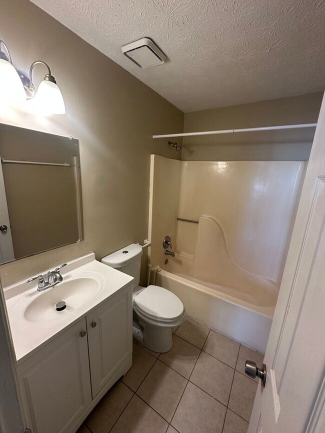 Building Photo - NOW READY! 1 bedroom 1 bath unit!