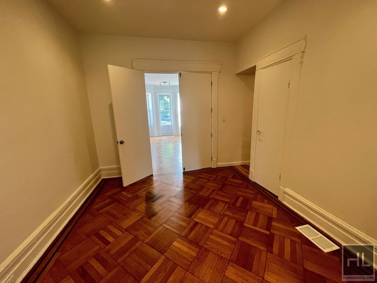 Building Photo - 4BR 2BA Historic Limestone Floor Through G...