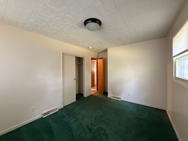 Building Photo - Three Bedroom Bellefonte Ranch