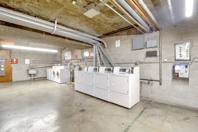 Building Photo - 425 Orange St