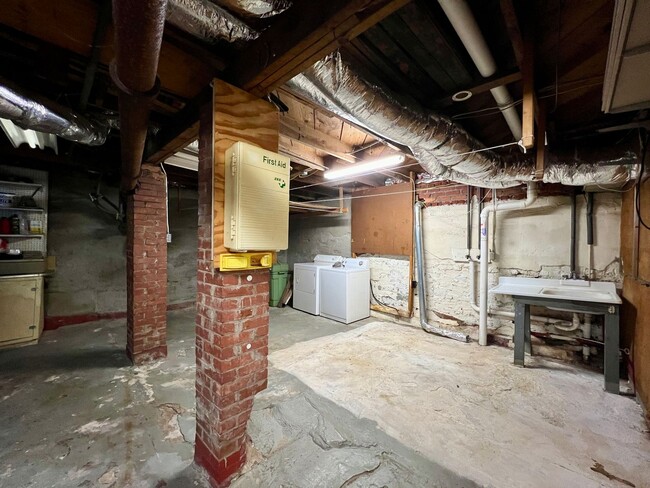 Building Photo - Charming West Asheville Home!