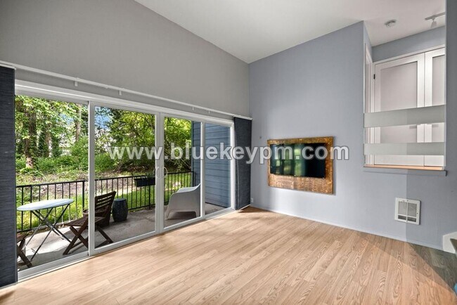 Building Photo - 2 Bed, 1 Bath Condo at Franciscan Condomin...