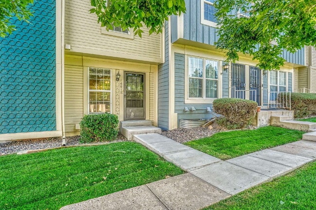 Building Photo - $1,465 - 2 Bed 1 Bath Townhome in Aurora with In Unit Laundry!