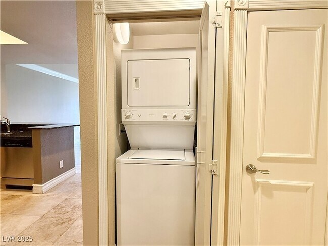 Building Photo - 220 E Flamingo Rd