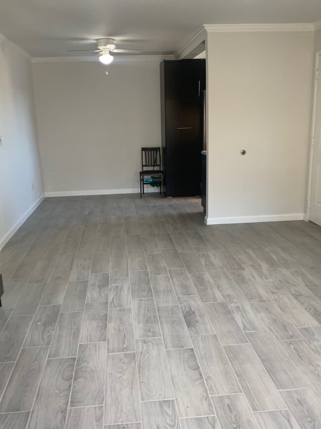 Building Photo - Lakeshore 6E