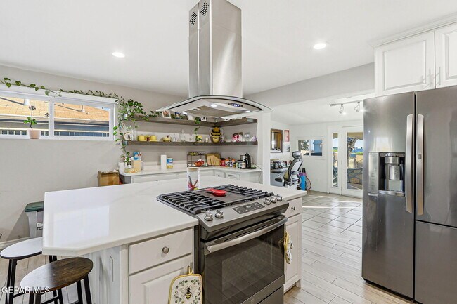 Building Photo - 6116 Navajo Ave