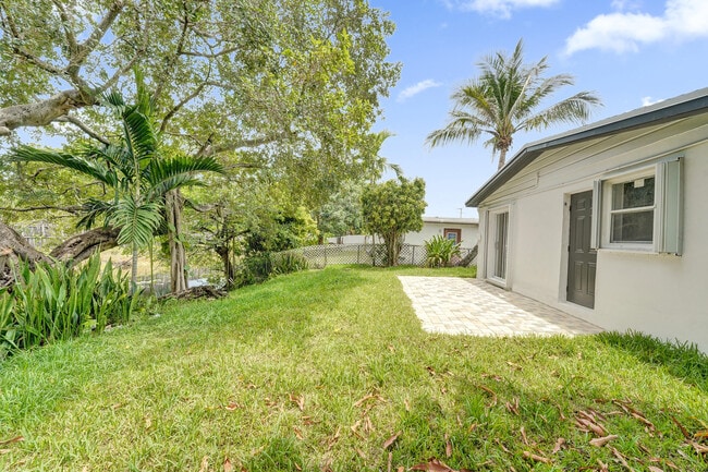 Building Photo - 5601 SW 36th Ct