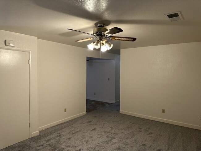 Building Photo - Welcome to Woodside Drive! Opportunity awa...