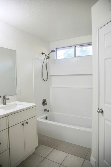 Building Photo - 6 Red Coat Pl