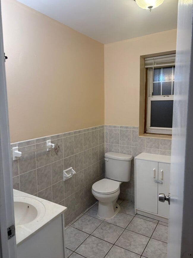 Building Photo - 227 6th Ave W
