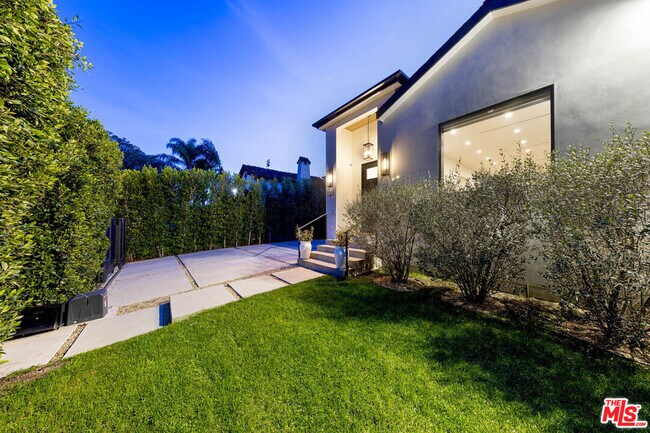 Building Photo - 123 S Kilkea Dr