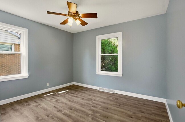 Building Photo - Cozy 2-Bedroom Home with Bonus Room & Fenced Yard!