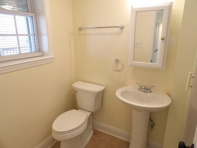 Building Photo - 102 Cedar Dr