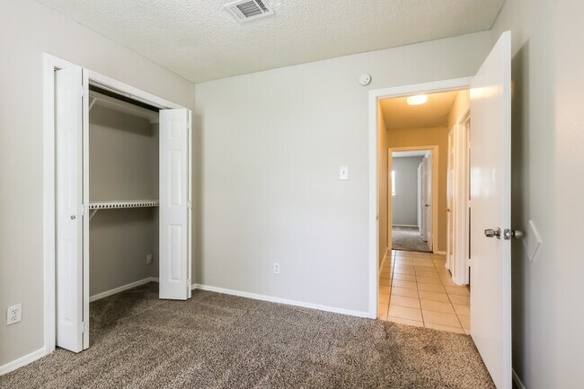 Building Photo - 9819 Kiwi Ln