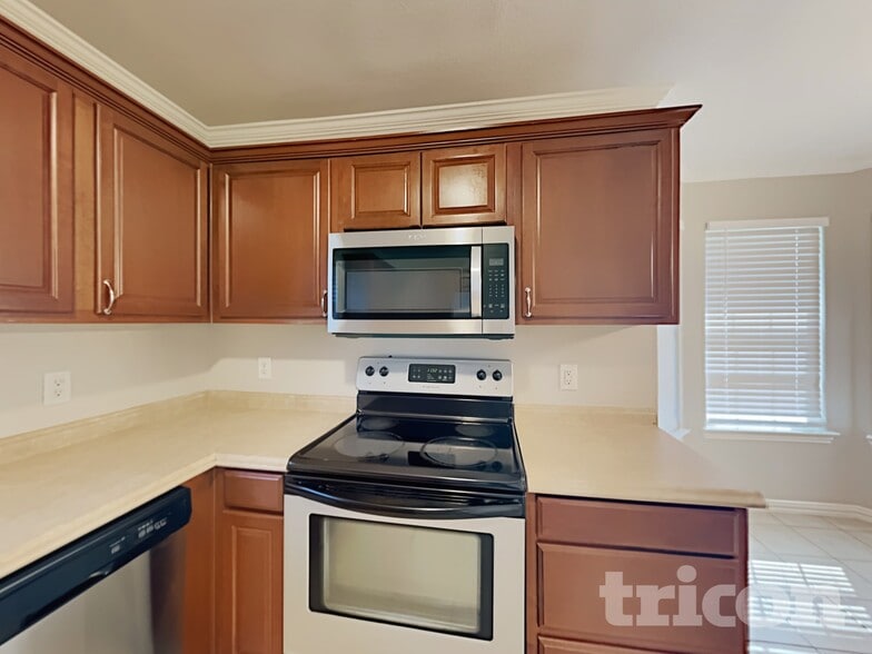 Building Photo - 310 Southlake Dr