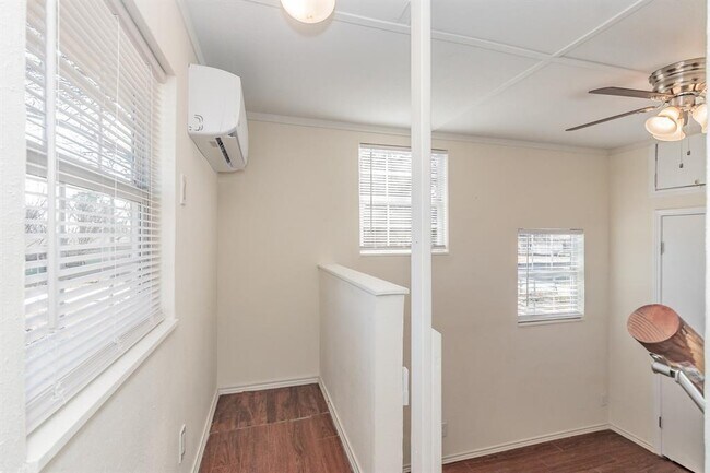 Building Photo - 103 Hackberry Ln