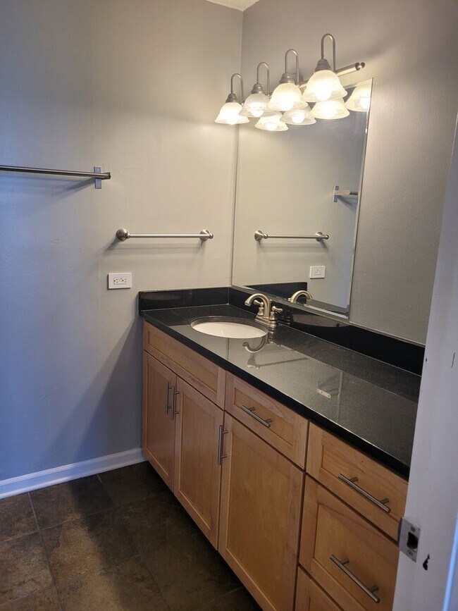 Building Photo - D Simmons (105 N 31st Ave #904)