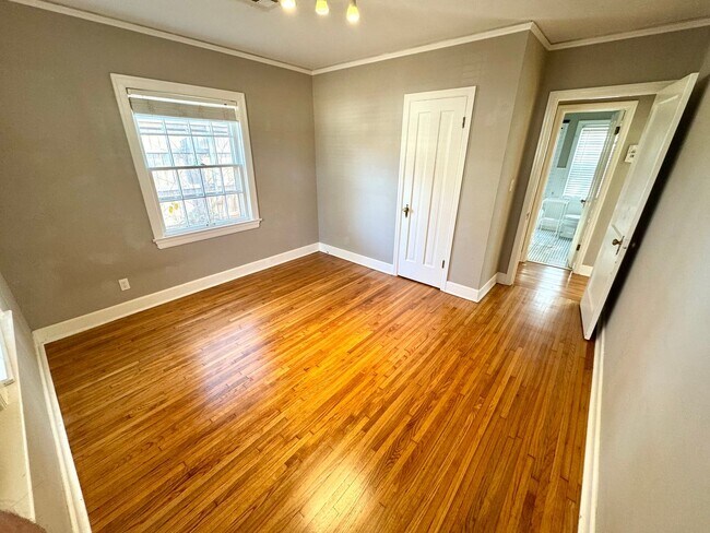 Building Photo - Charming and Remodeled 2 bedroom, 1 Bath within walking distance to everything on Brookside!