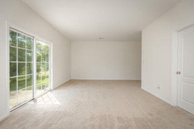 Building Photo - Spacious, Large, Luxury 3 Bedroom Townhous...