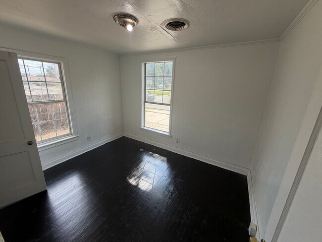 Building Photo - Cute Two Bedroom Home