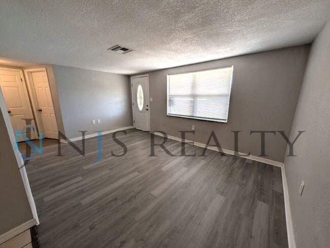 Building Photo - 3/1/1, 1136 Sq. Ft., updated kitchen & bath, fenced in yard, WINE fridge!!