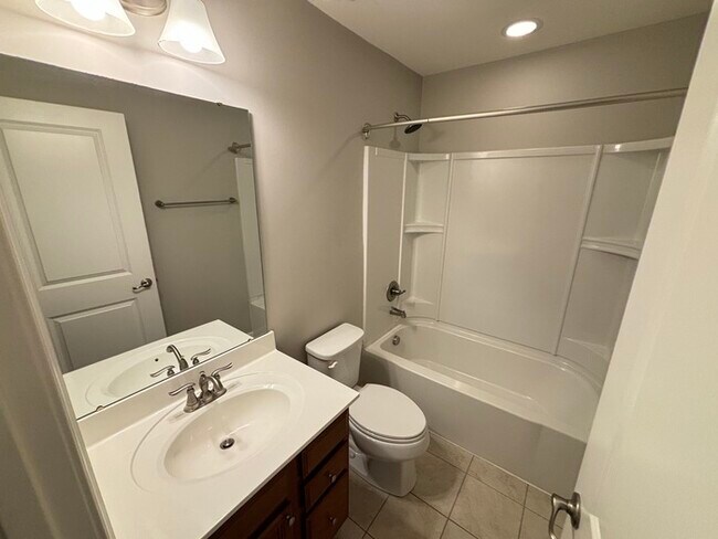 Building Photo - Fairway Farms home close to Vietnam Vetera...