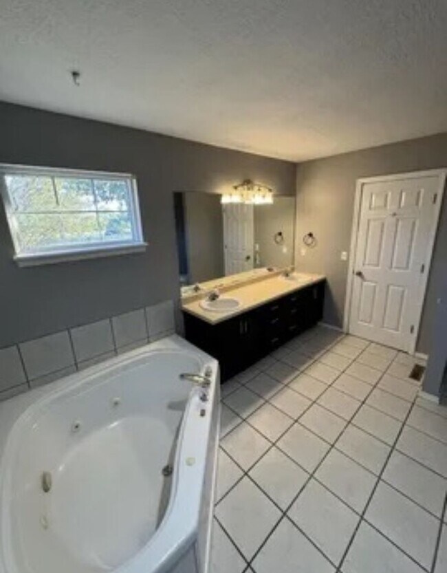 Building Photo - 5 bed/3 bath house