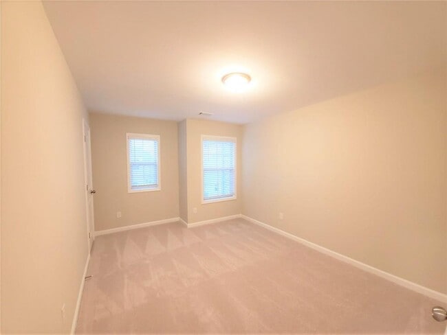 Building Photo - 1636 Lansing Bluff Walk