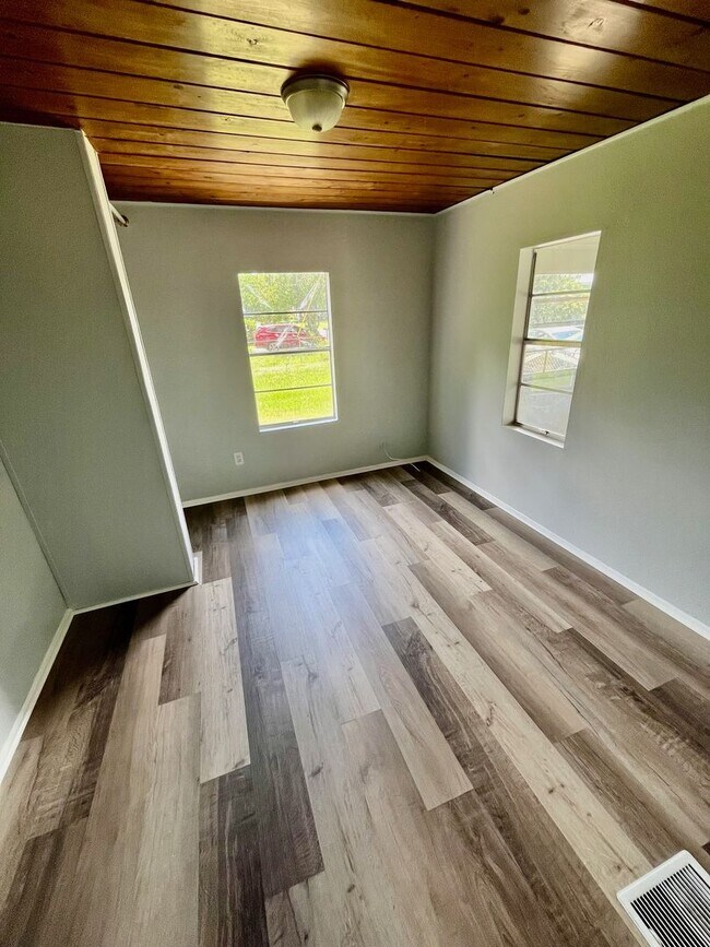 Building Photo - Beautifully Remodeled Lakeland 3BR/1BA Hom...