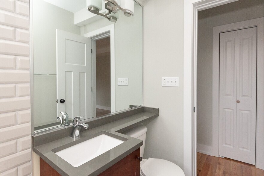 Building Photo - 559 W Arlington Pl