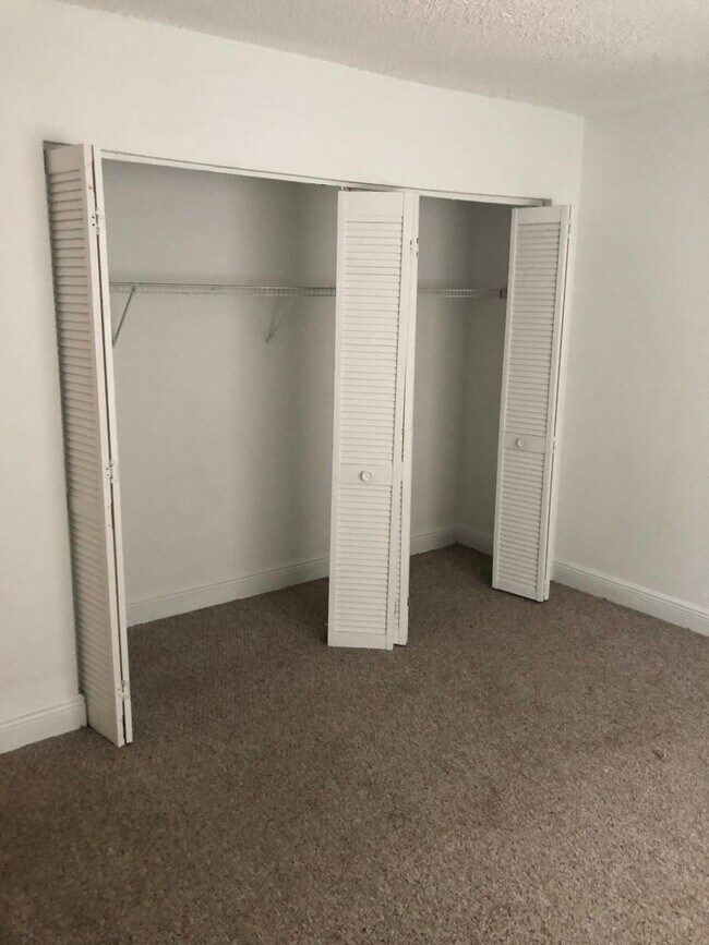 Building Photo - Privately owned 3 bedroom condo