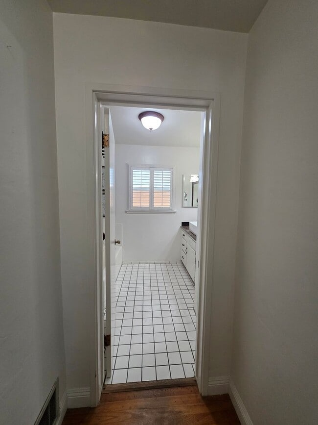Building Photo - 2 bedroom 2 bathroom with brand new A/C un...